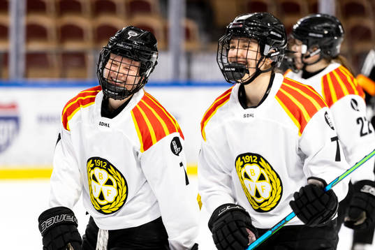 Brynäs Samantha Kolowratová och Sofia Ljung jublar