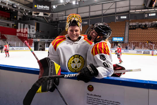Brynäs målvakt Ellen Jonsson och Anna Meixner jublar