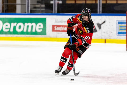 Luleås Pernilla Forsgren med pucken