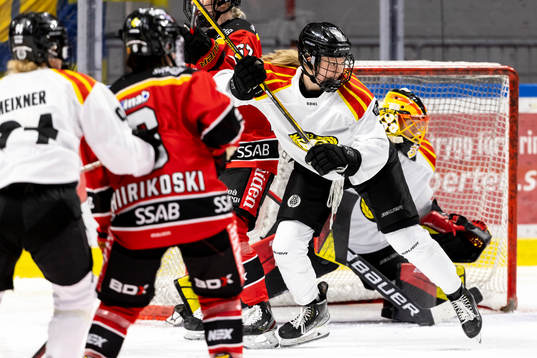 Brynäs Samantha Kolowratová framför målvakt Ellen