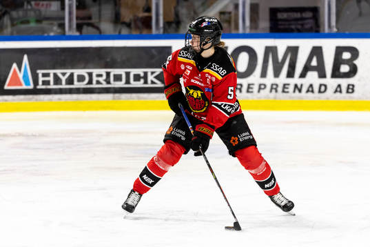 Luleås Johanna Fällman med pucken