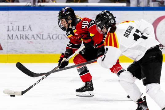 Luleås Noora Tulus med pucken
