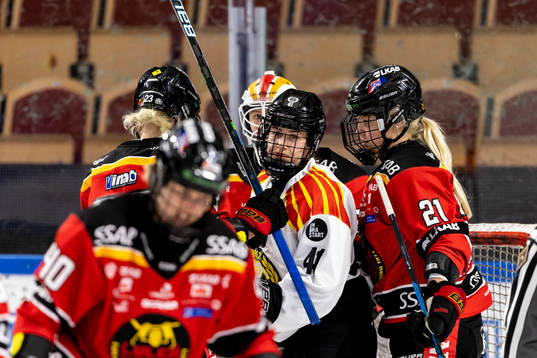 Brynäs Denisa Krizova mellan Luleås Astrid Lindeberg,
