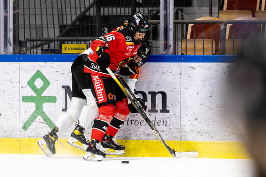 Luleås Petra Nieminen tacklar Brynäs Anna Meixner mot