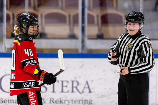 Luleås Noora Tulus och linjedomare Hanna Öberg