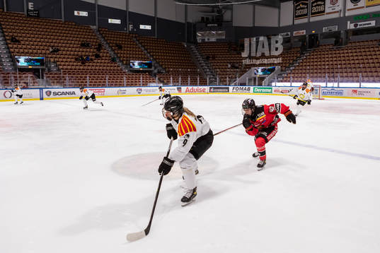 Brynäs Josefin Bouveng jagas av Luleås Viivi Vainikka