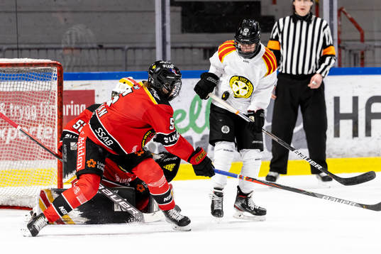 Brynäs Jaycee Gebhard träffas av pucken i magen framför