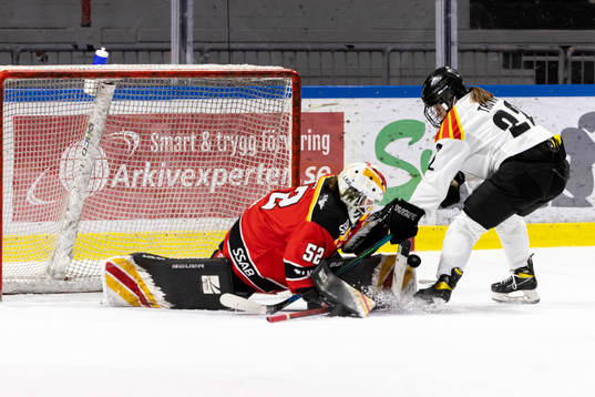 Brynäs Hanna Thuvik utmanar Luleås målvakt Sara Grahn
