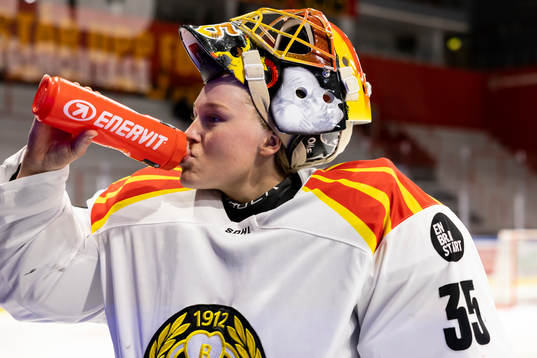 Brynäs målvakt Ellen Jonsson dricker vatten