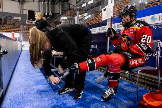 Luleås materialförvaltare Carina Marnéus  byter skenor
