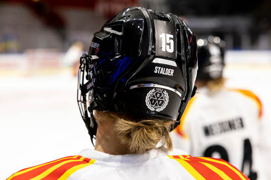 Baksidan av Brynäs Lara Stalders hjälm med Brynäs logga