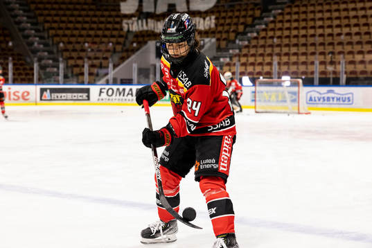 Luleås Noemi Ryhner och pucken