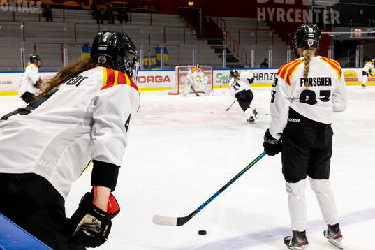 Brynäs Rosa Lindstedt och Emma Forsgren tittar på Brynäs