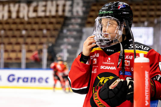 Luleås Jenni Hiirikoski vid sargkanten