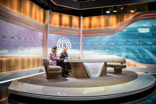 Programledare Lovisa Giertta och Johanna Ojala i Viaplays