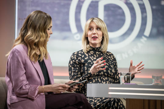 Programledare Lovisa Giertta och Johanna Ojala i Viaplays