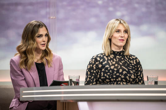 Programledare Lovisa Giertta och Johanna Ojala i Viaplays