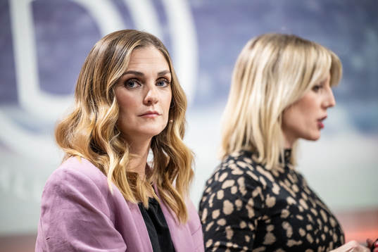 Programledare Lovisa Giertta och Johanna Ojala i Viaplays