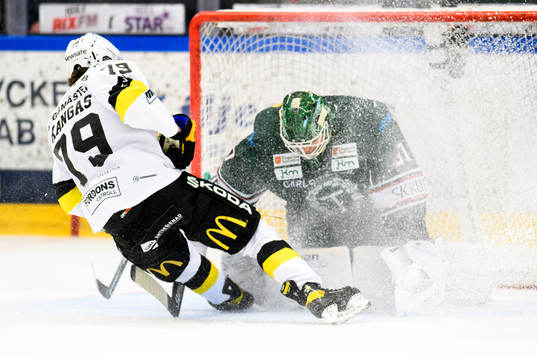 Västerås Gabriel Kangas och Tingsryds målvakt Daniel