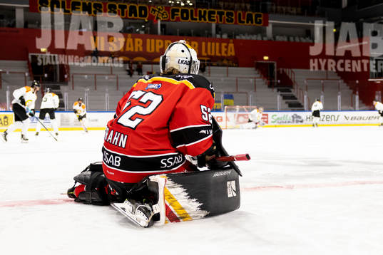 Luleås målvakt Sara Grahn tittar över isen och Brynäs