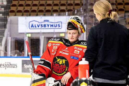 Luleås målvakt Frida Axell med hjälmen uppdragen