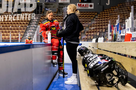 Luleås Anna Kjellbin sitter på sargkanten