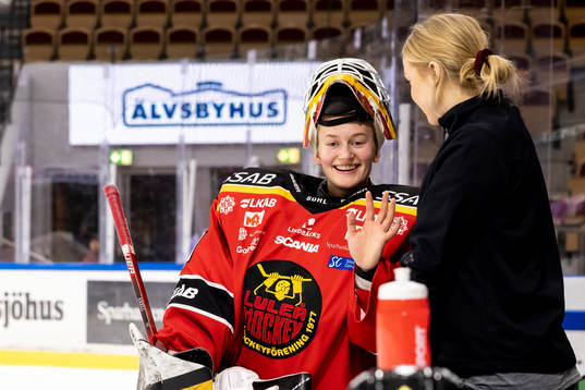 Luleås målvakt Frida Axell vinkar