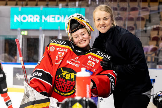 Luleås målvakt Frida Axell och Luleås Fysioterapeut