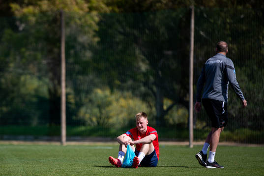 Rasmus Karjalainen och sportchef Andreas Granqvist deppar