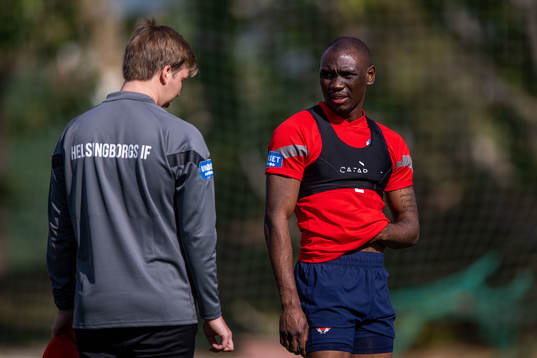 Fysioterapeut Marcus Linnér och Ravy Tsouka-Dozi