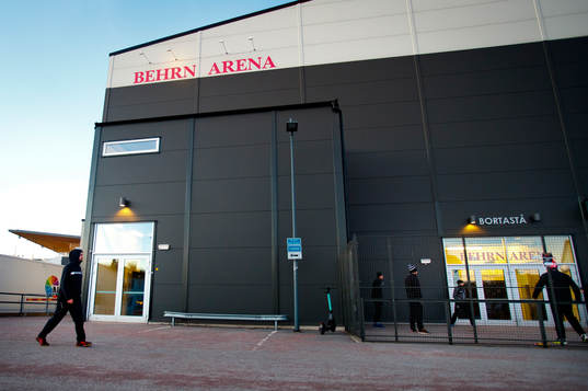 Örebros målvakt Jhonas Enroth kikar på Malmö Redhawks
