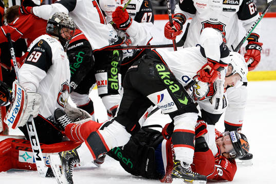 Bråk mellan Malmö Redhawks Adam Ollas Mattsson och
