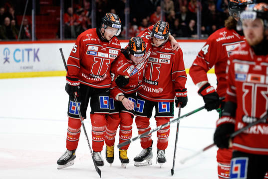 Örebros Petr Zámorský får hjälp att ta sig av isen