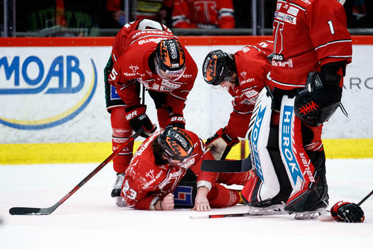 Örebros Petr Zámorský ligger på isen