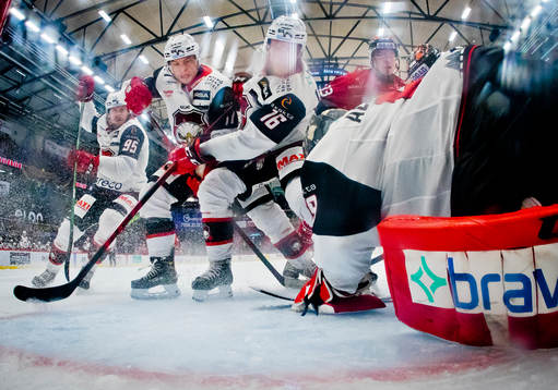 Malmö Redhawks Matias Lassen och målvakt Oscar Alsenfelt