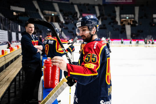 Djurgårdens Emile Poirier värmer upp