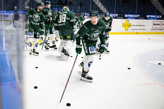 Färjestads Joakim Nygård  värmer upp