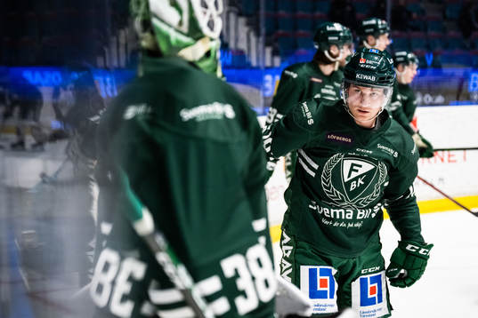 Färjestads Marcus Nilsson värmer upp