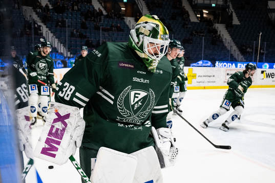 Färjestads målvakt Dominik Furch värmer upp