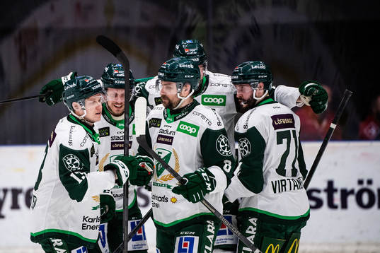Färjestads Daniel Viksten jublar