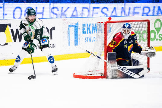 Färjestads Linus Johansson och Djurgårdens målvakt