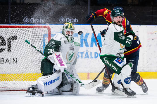 Färjestads målvakt Dominik Furch och Jesse Virtanen