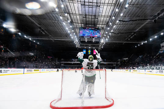 Färjestads målvakt Dominik Furch jublar