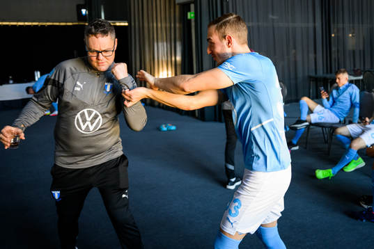 Materialförvaltare Daniel Möller och Amel Mujanic