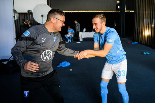 Materialförvaltare Daniel Möller och Amel Mujanic
