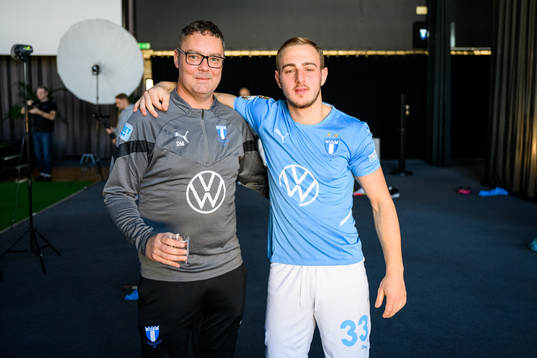 Materialförvaltare Daniel Möller och Amel Mujanic