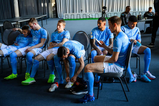 Spelarna väntar på en lagbildsfotograferingen med Malmö