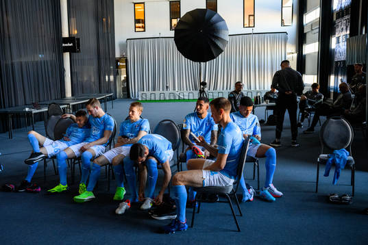 Spelarna väntar på en lagbildsfotograferingen med Malmö