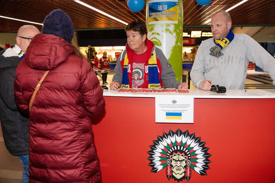 A lottery is arranged in which Frölunda donates their