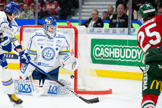 Frölundas Elmer Söderblom skjuter 1-0 bakom Leksands